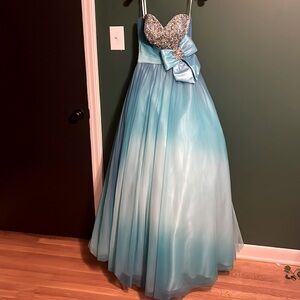 Camille LA VIE size 2 ombré Cinderella style prom dress